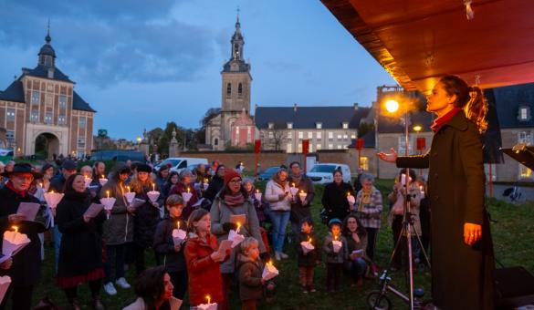 Samenzang bij kaarslicht onder leiding van sopraan Noémie Schellens