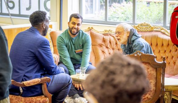 In gesprek met nieuwkomers in het stadsarchief op Erfgoeddag 2024