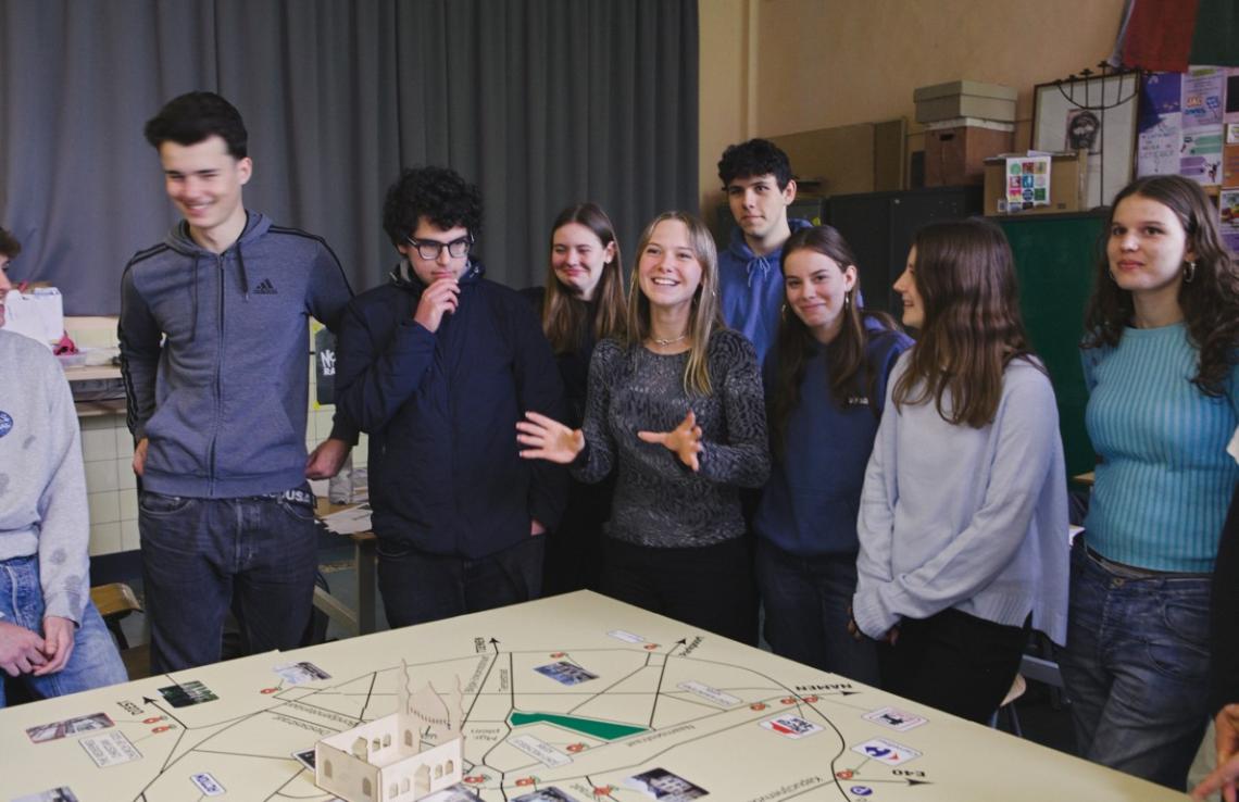 Klasbak door Sarah van KADOC ‘Moskeeën, samen denken over de islam in de stad’ in het Sint-Pieterscollege.