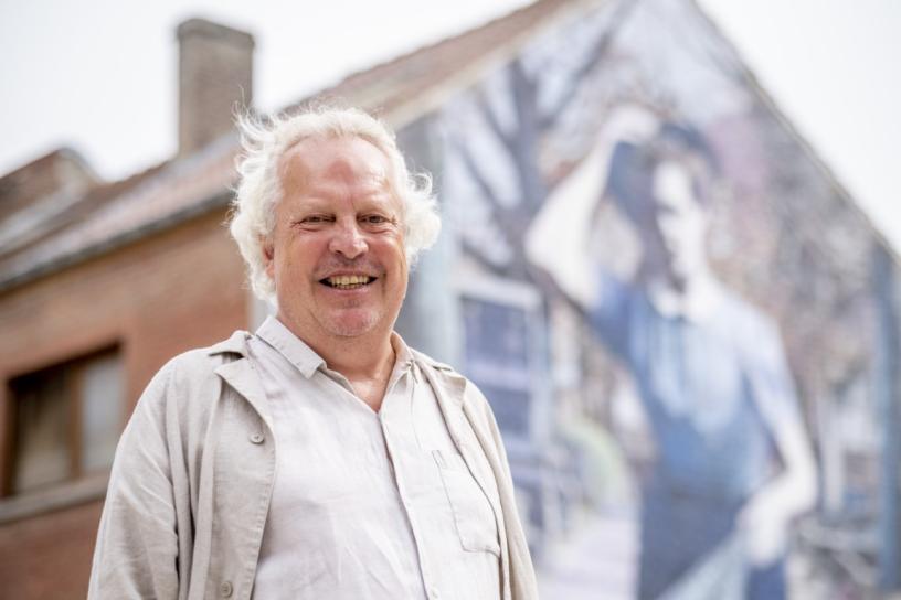 Erik Wijnen bij de muurschildering van Hortense Daman Erik Wijnen bij de muurschildering van Hortense Daman