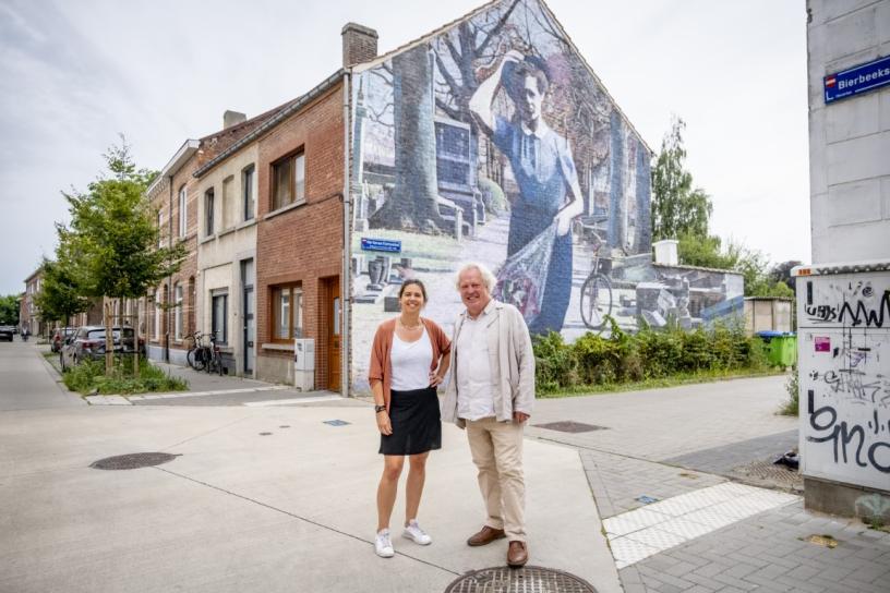 Gerlinde en Erik in de Bierbeekstraat bij de muurschildering van Hortense Daman