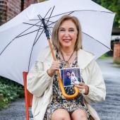 Rita Vrancken met een foto van haar grootvader en verzetsstrijder Gustaaf Ruelens
